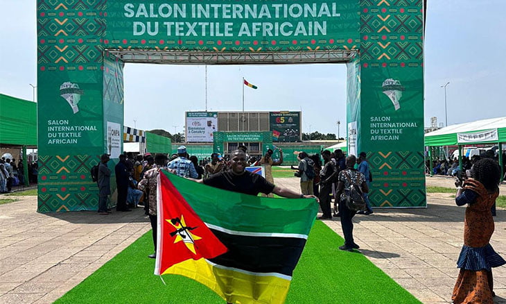 Nivaldo Thierry representa com orgulho a bandeira de Moçambique na Feira Internacional de Têxtil Africano